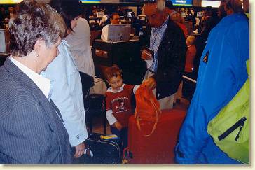 20071021-02 Wachten in de rij op Schiphol